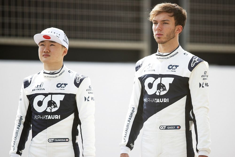 Yuki Tsunoda, AlphaTauri AT02 and Pierre Gasly, AlphaTauri AT02 on the grid