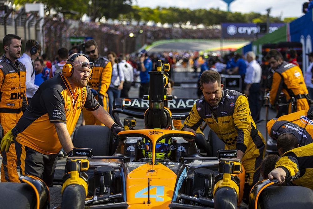 Lando Norris, McLaren MCL36, llega a la parrilla