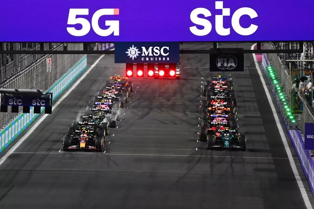 Sergio Perez, Red Bull Racing RB19, Fernando Alonso, Aston Martin AMR23