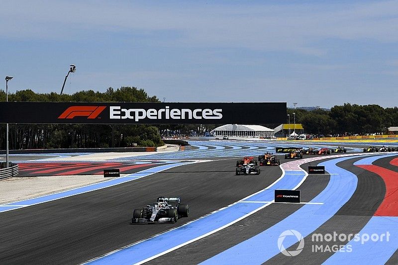 Lewis Hamilton, Mercedes AMG F1 W10 y Valtteri Bottas, Mercedes AMG W10  al inicio 