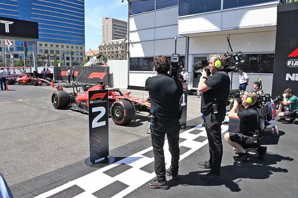 Los operadores de cámara del TC captan el momento en que el ganador de la pole Sprint, Charles Leclerc, Ferrari SF-23, llega al Parc Ferme