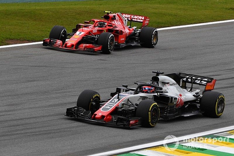 Kimi Raikkonen, Ferrari SF71H ve Romain Grosjean, Haas F1 Team VF-18 