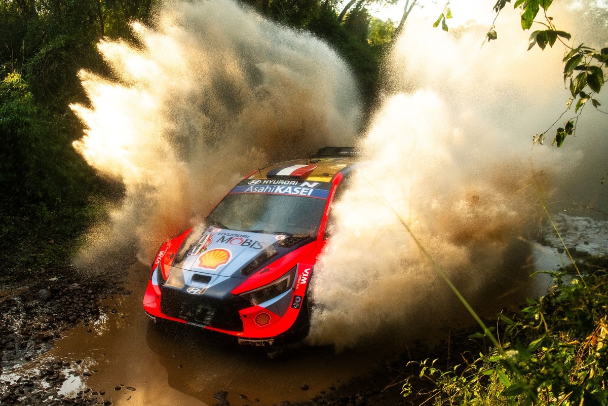 WRC | Hyundai ritira Fourmaux dal Rally del Paraguay e aiuta Tanak
