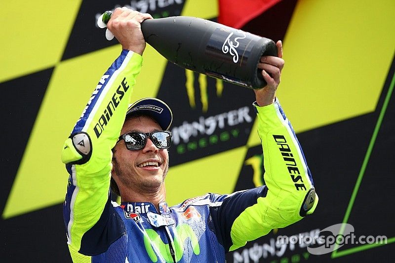 Podio: segundo clasificado Valentino Rossi, Yamaha Factory Racing