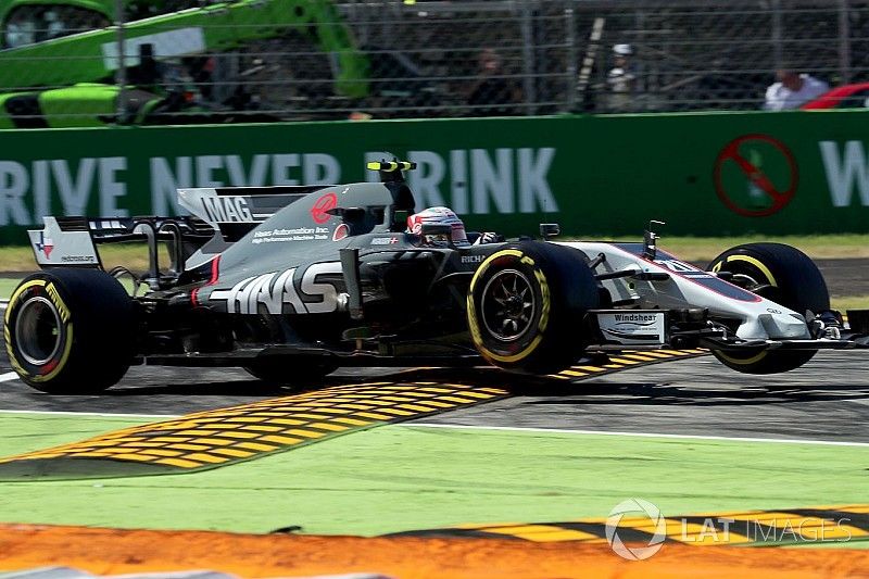 Kevin Magnussen, Haas F1 Team VF-17 runs wide and jumps the kerb