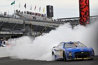 NASCAR Cup: McDowell gana en Indian&aacute;polis y Su&aacute;rez es tercero