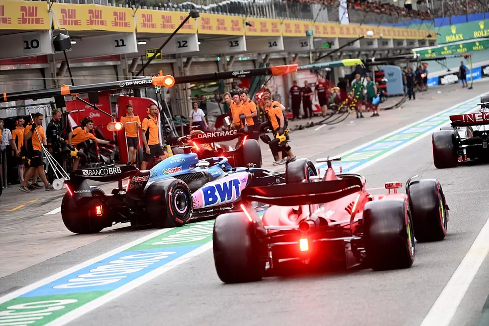 Oscar Piastri, McLaren MCL60, Pierre Gasly, Alpine A523, Charles Leclerc, Ferrari SF-23, el pitlane