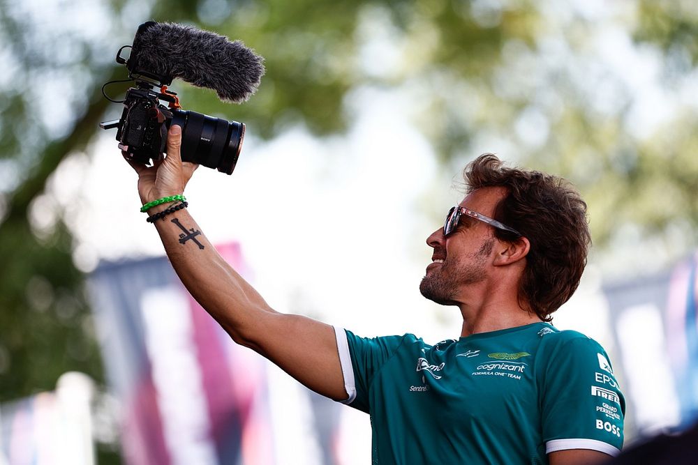 Fernando Alonso, Aston Martin F1 Team, habla a los aficionados desde un escenario