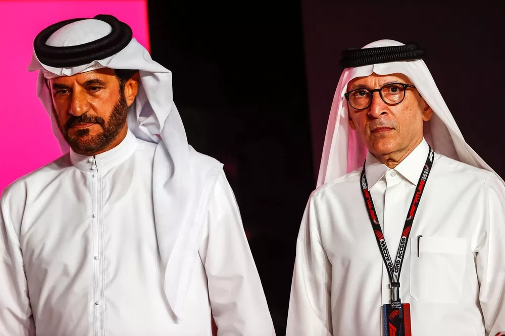 Mohammed bin Sulayem, presidente da FIA, Akbar Al Baker, CEO da Qatar Airlines, no p&oacute;dio