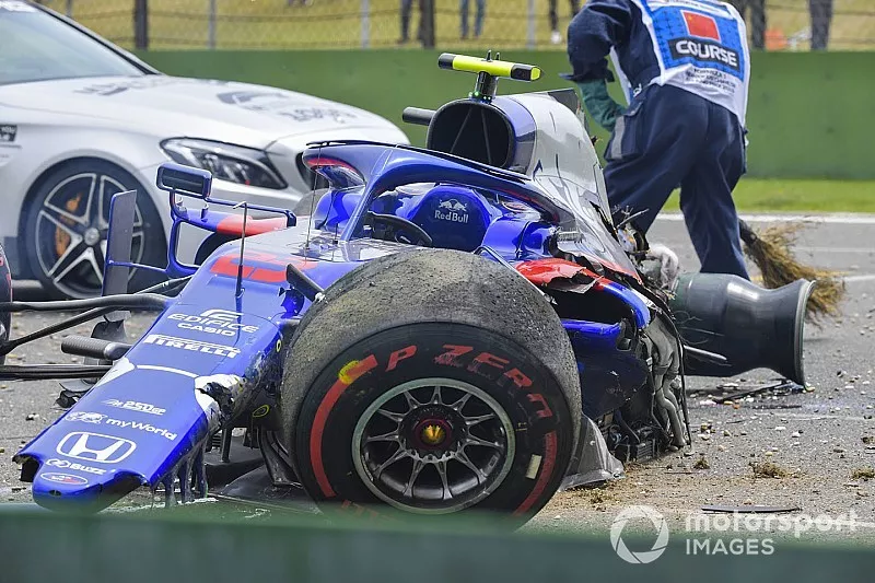La voiture endommag&eacute;e d'Alexander Albon, Toro Rosso STR14, apr&egrave;s son crash