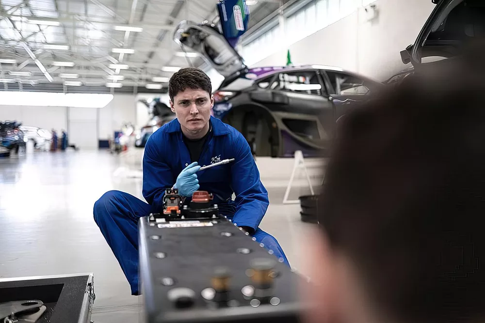 Adrien Fourmaux travaille sur la Ford Puma WRC chez M-Sport