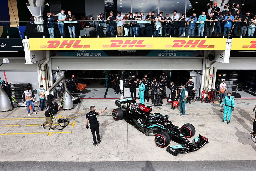 Lewis Hamilton, Mercedes W12, sale del garaje