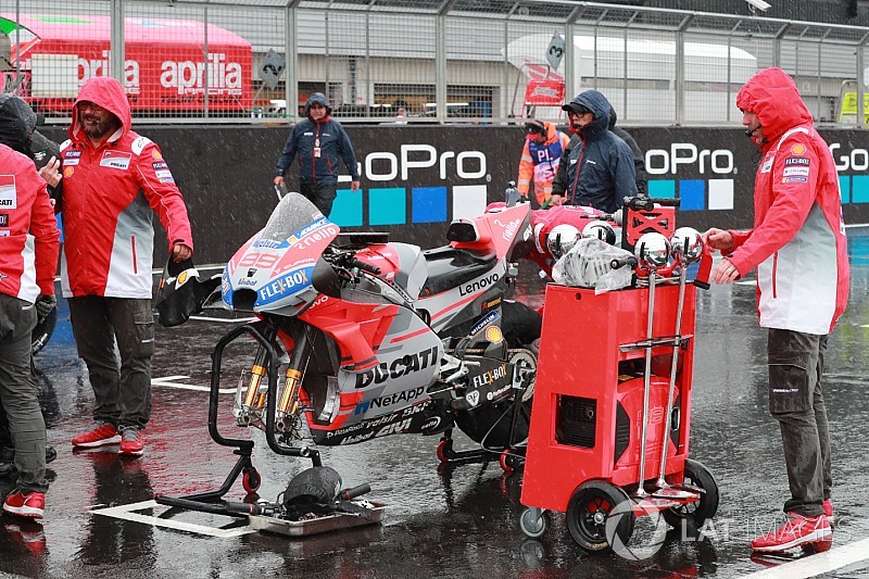 Le condizioni a Silverstone sono peggiorate: viene rinviata ancora la gara della MotoGP