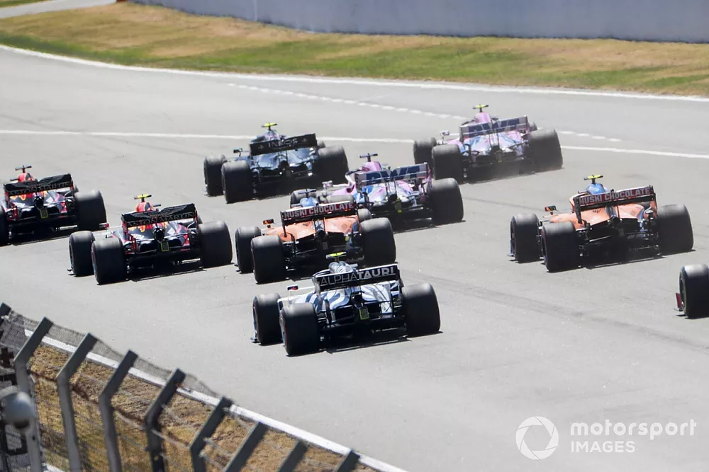 Arrancada Max Verstappen, Red Bull Racing RB16, leads Valtteri Bottas, Mercedes F1 W11 EQ Performance, Alex Albon, Red Bull Racing RB16, Lance Stroll, Racing Point RP20, Sergio P&eacute;rez, Racing Point RP20, Carlos Sainz Jr., McLaren MCL35, Pierre Gasly, AlphaTauri AT01, Lando Norris, McLaren MCL35