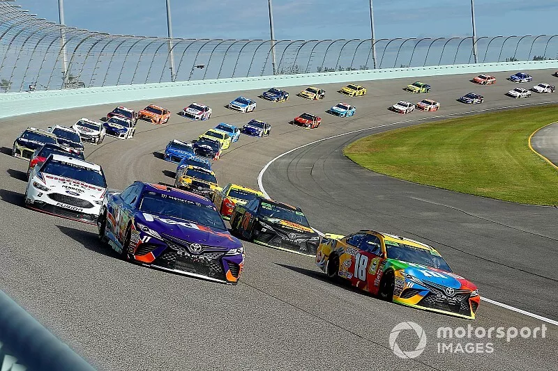 Kyle Busch, Joe Gibbs Racing, Toyota Camry M&M's and Denny Hamlin, Joe Gibbs Racing, Toyota Camry FedEx Express green flag start