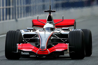 Alonso tesztje a 2006-os V8-as McLarennel Jerezben