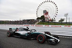 Hamilton snelste in door regen en wind geplaagde derde training