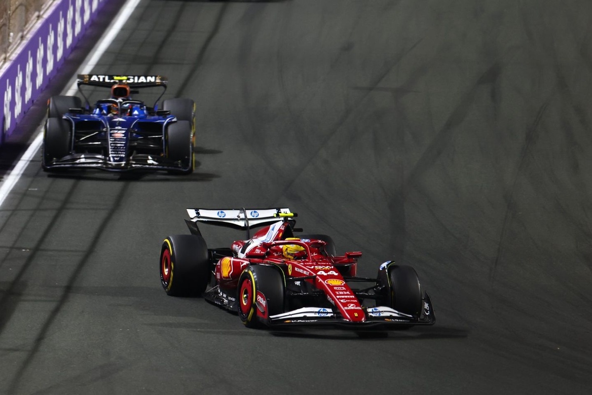 フェラーリF1シート譲ったサインツJr.、苦しむハミルトンに