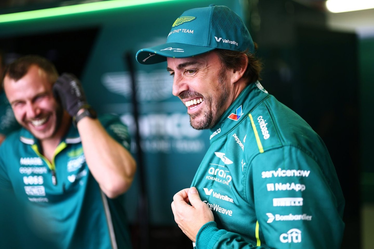 Fernando Alonso explains viral George Russell phone case photo in playful Mexico GP moment