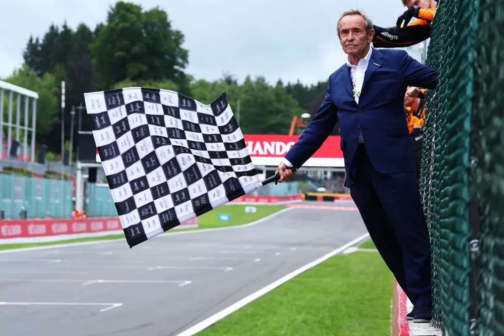 Jacky Ickx brandit le drapeau à damiers 