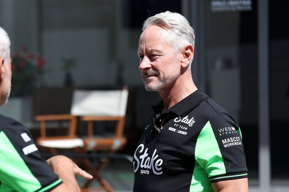 Jonathan Wheatley, teambaas van Stake F1 Team Kick Sauber praat met Beat Zehnder, Sporting Director van Stake F1 Team Kick Sauber