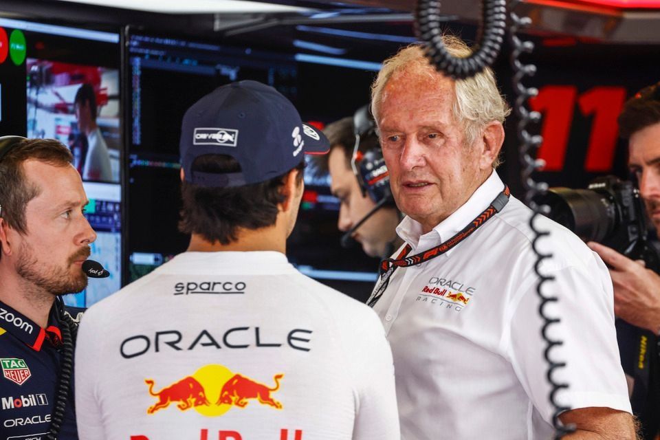 Sergio Pérez, habla con Helmut Marko, consultor de Red Bull, en el garaje
