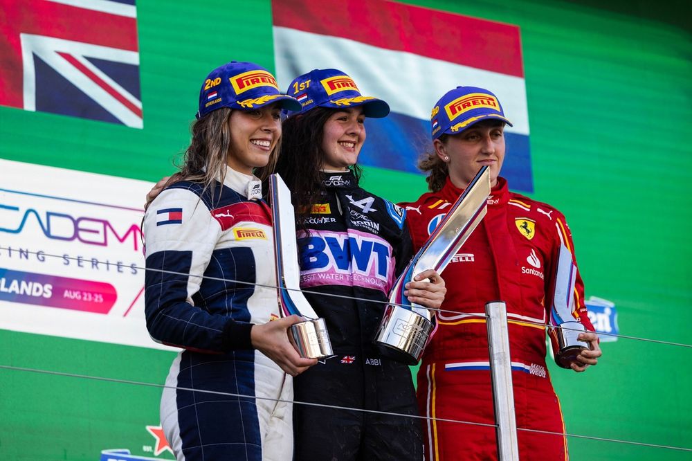 Nerea Martí, Campos Racing, Abbi Pulling, Rodin Motorsport, y Maya Weug, PREMA Racing, en el podio