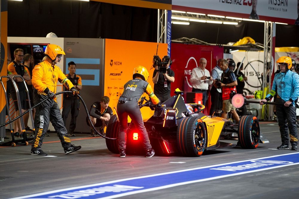 Mecánicos con la carga rápida del equipo NEOM McLaren de Fórmula E Jake Hughes, McLaren, e-4ORCE 04 