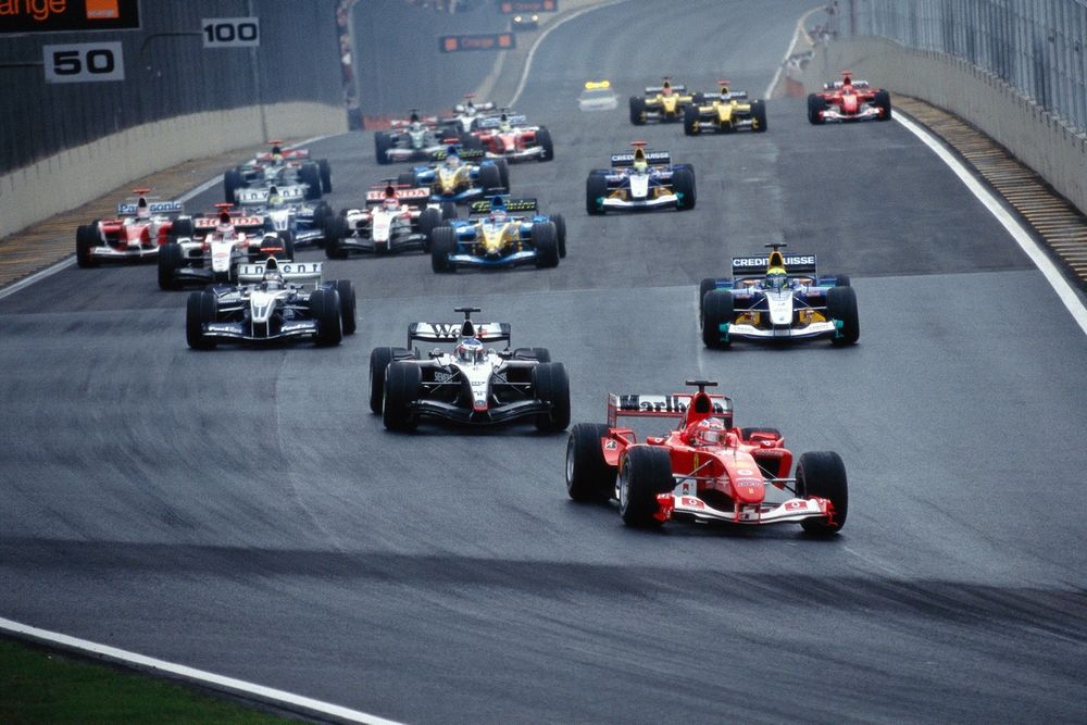 Rubens Barrichello, Ferrari F2004 leads Kimi Räikkönen, McLaren MP4-19B Mercedes and Felipe Massa, Sauber C23 Petronas at the start