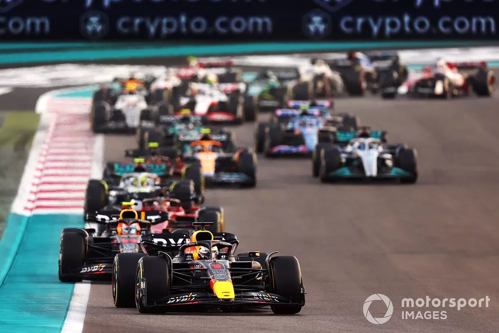 Max Verstappen, Red Bull Racing RB18, Sergio Perez, Red Bull Racing RB18, Charles Leclerc, Ferrari F1-75, Lewis Hamilton, Mercedes W13, George Russell, Mercedes W13, et le reste des monoplaces au d&eacute;part