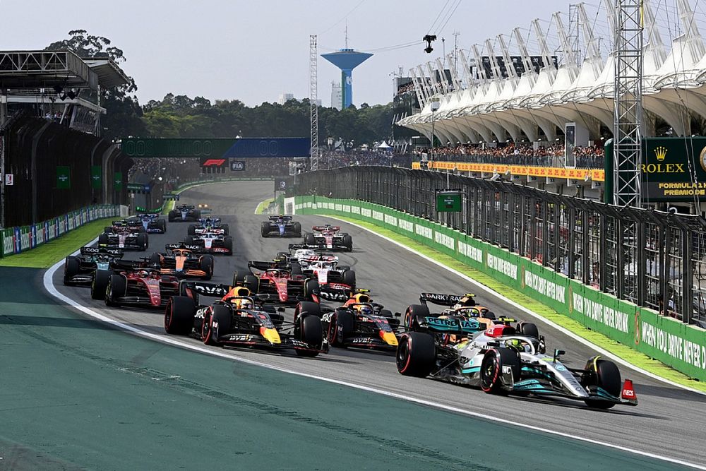 Lewis Hamilton, Mercedes W13, Max Verstappen, Red Bull Racing RB18, Sergio Perez, Red Bull Racing RB18, Charles Leclerc, Ferrari F1-75, Lando Norris, McLaren MCL36, the remainder of the field at the start