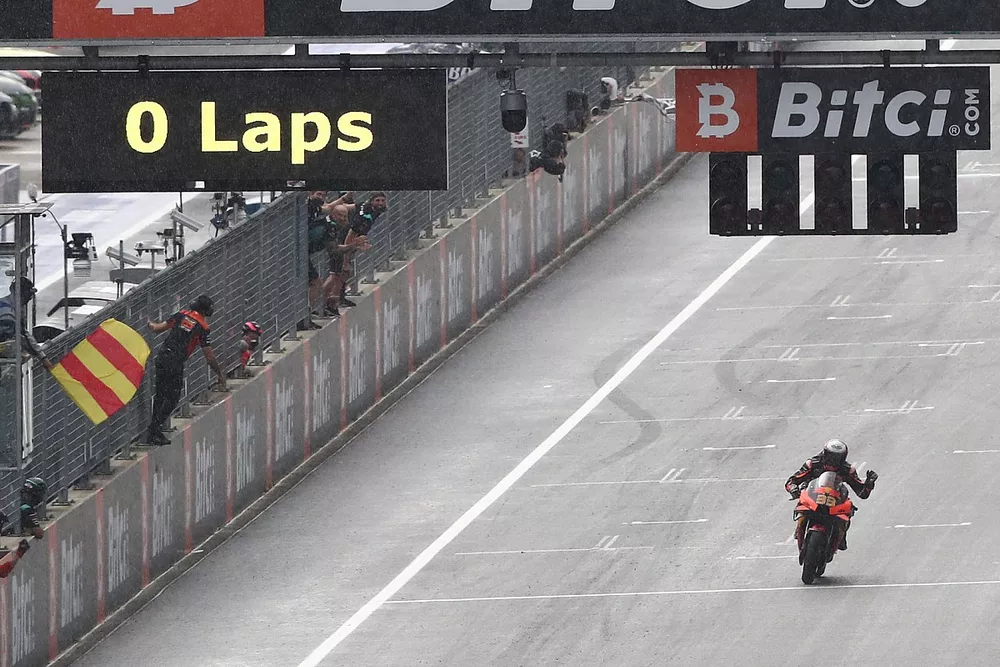 Ganador Brad Binder, Red Bull KTM Factory Racing cruza la meta