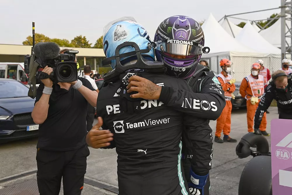 Ganador del primer puesto Valtteri Bottas, Mercedes es felicitado por Lewis Hamilton, Mercedes, en Parc Ferme