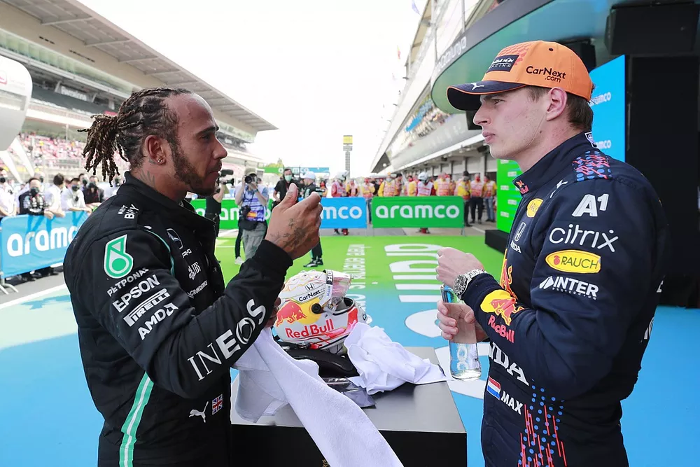 Lewis Hamilton, Mercedes, vainqueur et Max Verstappen, Red Bull Racing, 2ᵉ, en discussion  dans le parc ferm&eacute;