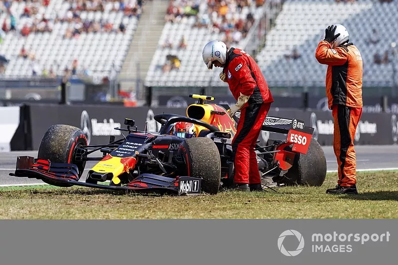Marshals bij de gecrashte auto van Pierre Gasly in Hockenheim, Red Bull Racing.
