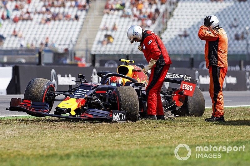 Oficiales de pista atienden a Pierre Gasly, Red Bull Racing RB15 despu&eacute;s de chocar en la PL2

