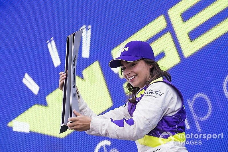 Jamie Chadwick fête le titre sur le podium