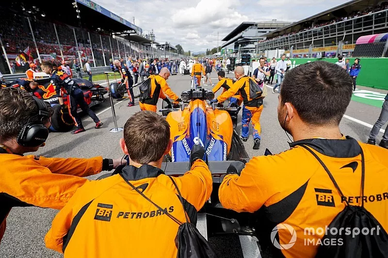 Carlos Sainz Jr., McLaren MCL34, arrives on the grid