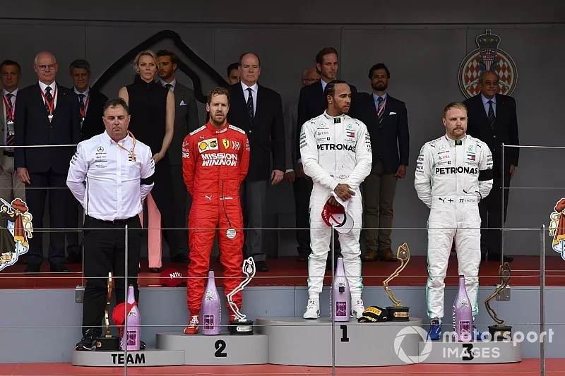 Ron Meadows, Sporting Director, Mercedes AMG, Sebastian Vettel, Ferrari, 2e plaats, Lewis Hamilton, Mercedes AMG F1, 1e plaats, en Valtteri Bottas, Mercedes AMG F1, 3e plaats, op het podium