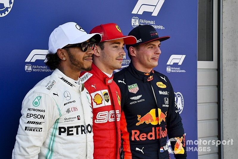 Los tres primeros clasificados: segundo Lewis Hamilton, Mercedes AMG F1, ganador de la pole Charles Leclerc, Ferrari y tercero Max Verstappen, Red Bull Racing