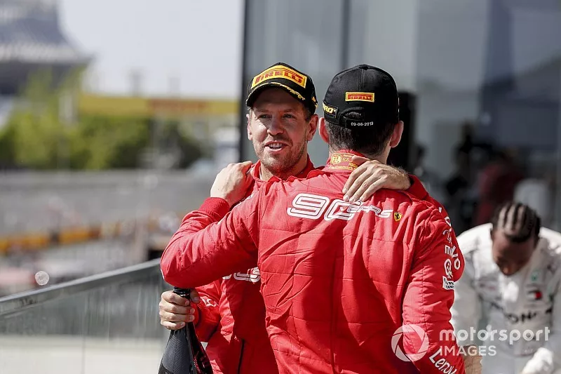 Sebastian Vettel, Ferrari, 2e plaats, en Charles Leclerc, Ferrari, 3e plaats, op het podium