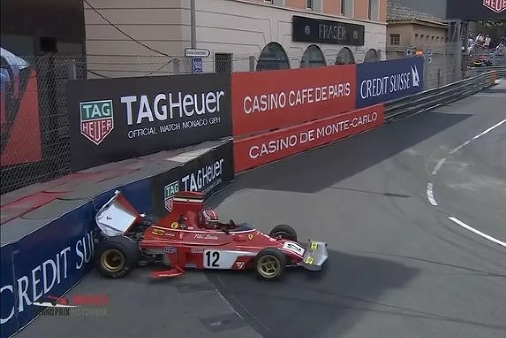 Charles Leclerc choca el Ferrari de 1974 de Niki Lauda