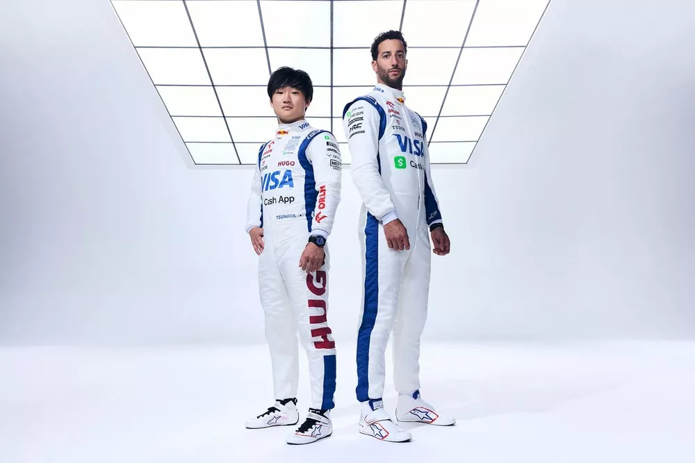 ギャラリー】ビザ・キャッシュアップRB、白基調のレーシングスーツを