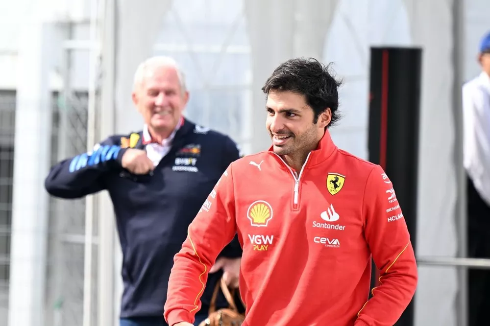 Helmut Marko, Consultant, Red Bull Racing en Carlos Sainz, Scuderia Ferrari, komen aan in de paddock