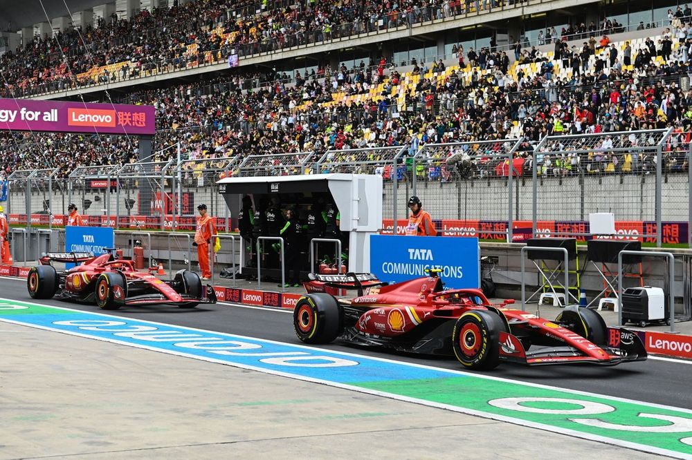 Carlos Sainz, Ferrari SF-24, Charles Leclerc, Ferrari SF-24, en el pitlane