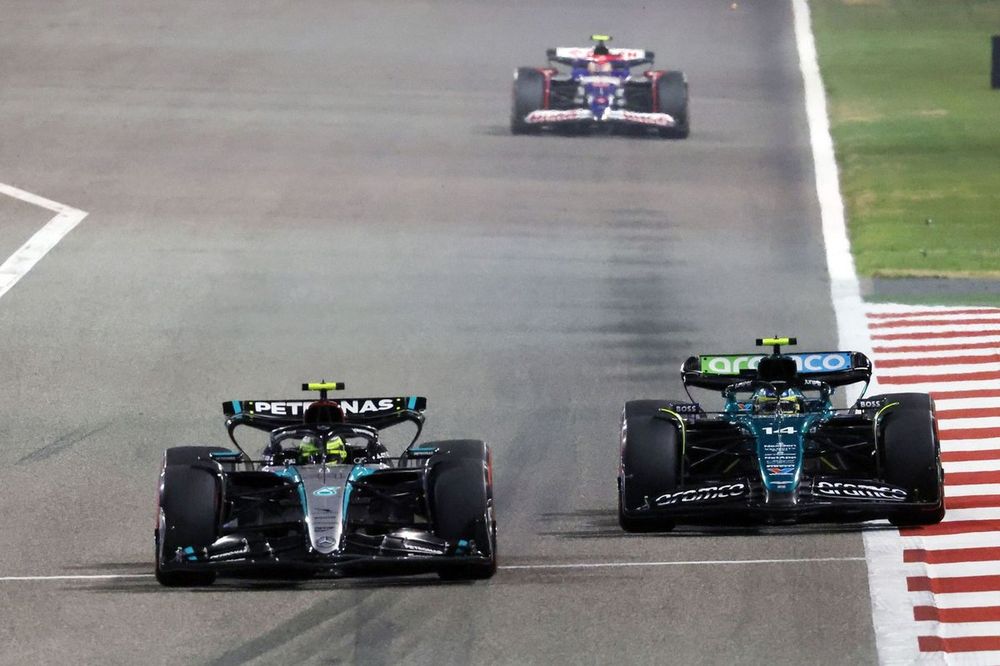 Lewis Hamilton, Mercedes F1 W15, adelanta a Fernando Alonso, Aston Martin AMR24