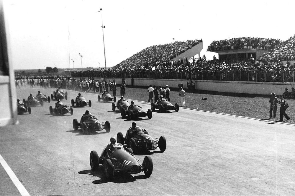 Alberto Ascari (Ferrari 500) delante de Juan Manuel Fangio (Maserati A6GCM) en la salida del GP de Argentina 1953