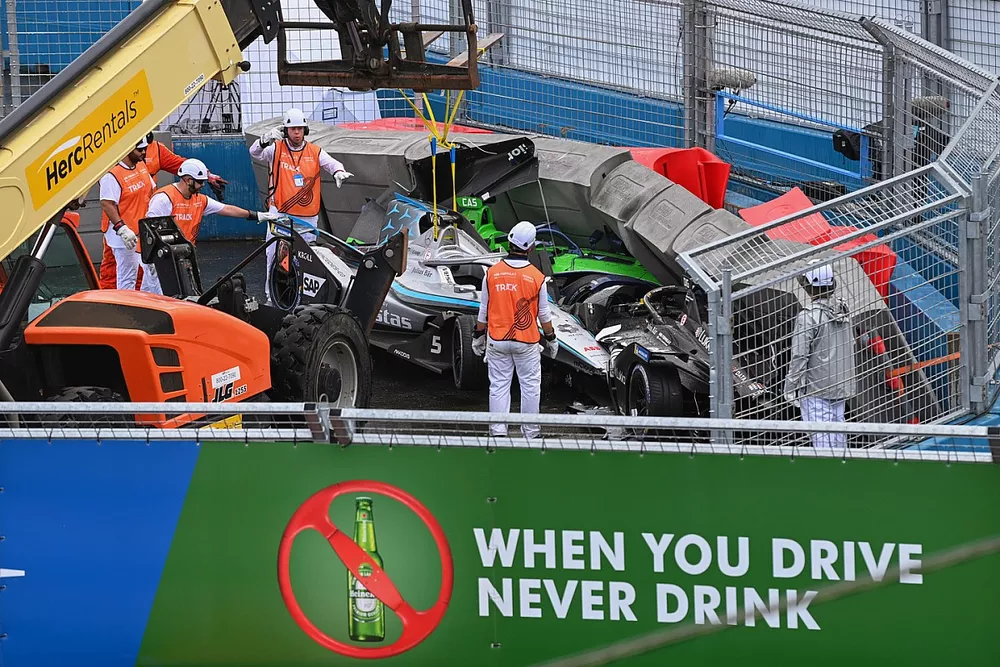 Marshals remove the cars of Stoffel Vandoorne, Mercedes Benz EQ, EQ Silver Arrow 02, Nick Cassidy, Envision Racing, Audi e-tron FE07, Lucas Di Grassi, ROKiT Venturi Racing, Silver Arrow 02, from the barriers after a multiple crash
