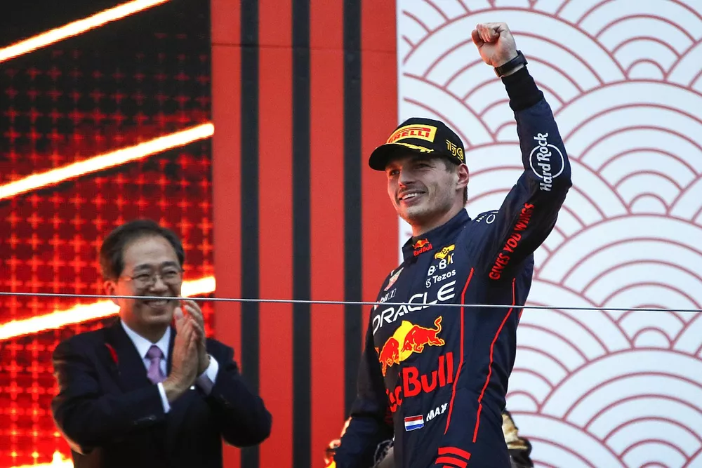 Max Verstappen, Red Bull Racing, 1&ordf; posici&oacute;n, llega al podio