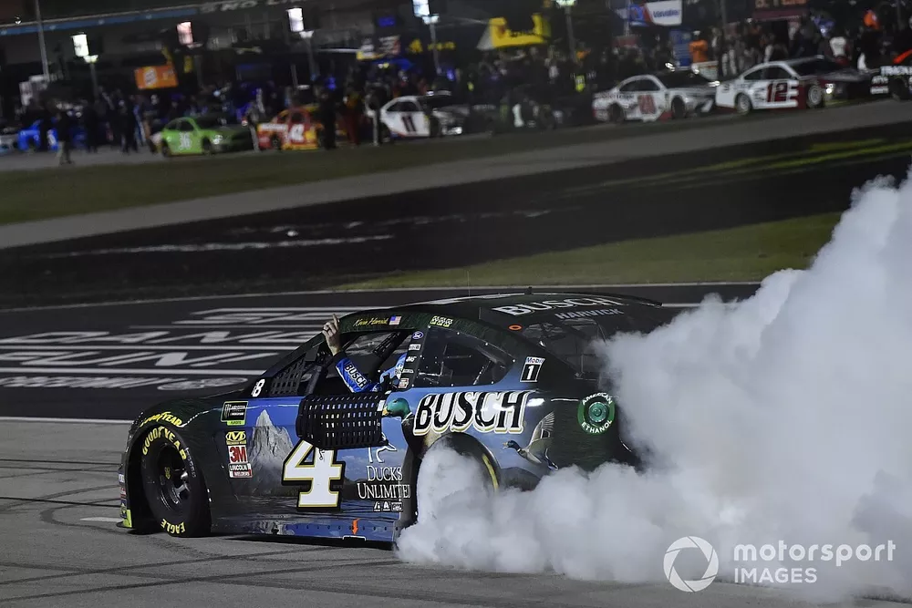 Race winner Kevin Harvick, Stewart-Haas Racing, Ford Mustang Busch Beer / Ducks Unlimited